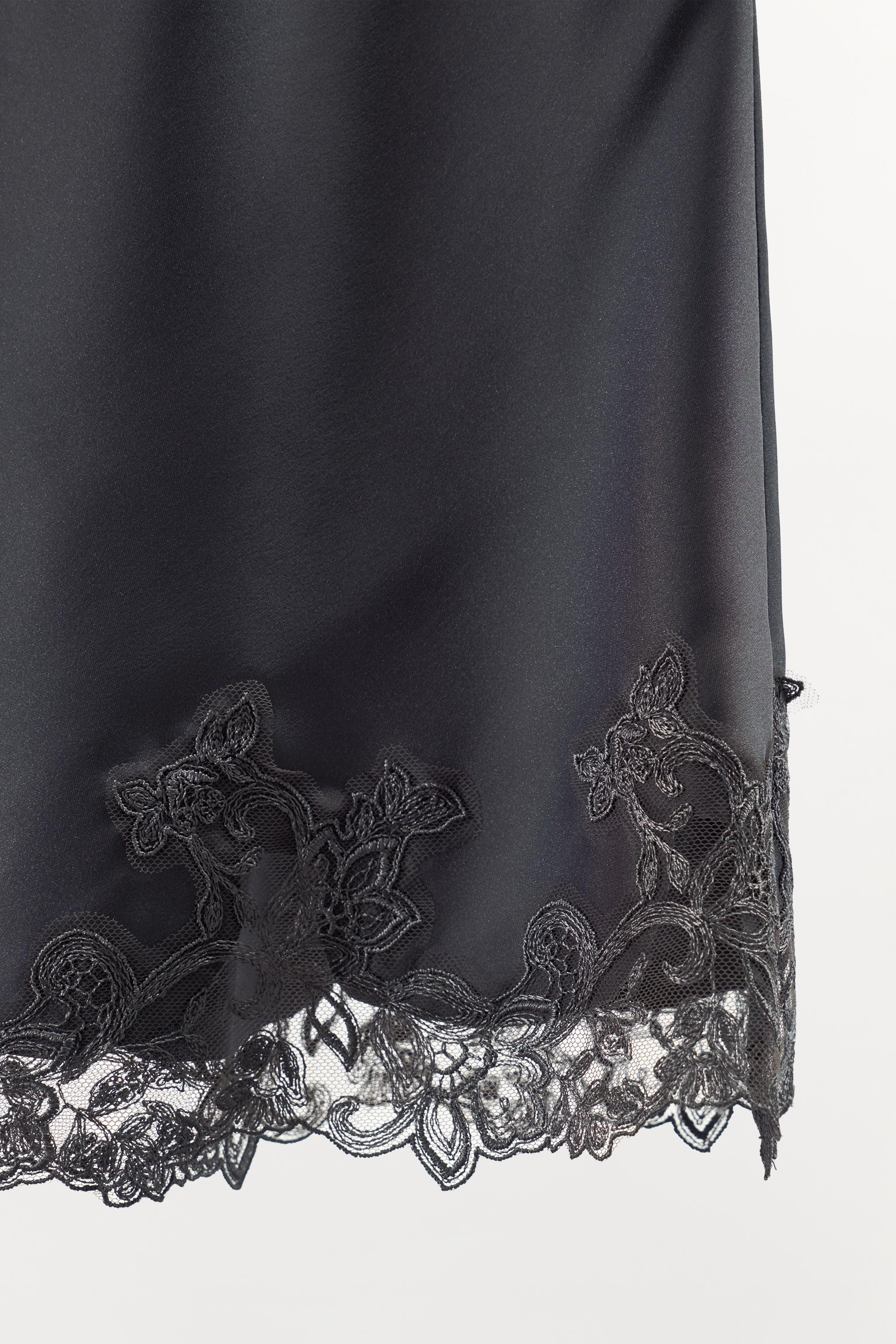 SATIN LACE MINI SKIRT